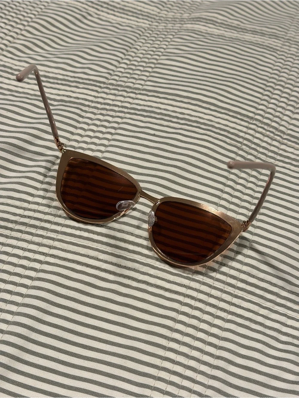 Chic Taupe Cat-Eye Sunglasses with Brown Gradient Lenses & Gold Tone Accents